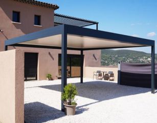 Cette pergola alu autoportée déjà courverte permet de protéger la voiture quel que soit le temps extérieur.