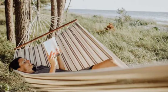 Emmenez votre hamac en vacances et profitez-en à la plage ou au camping.