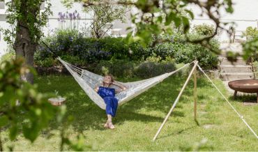 Pour créer votre espace détente dans le jardin, pensez à ajouter un hamac !