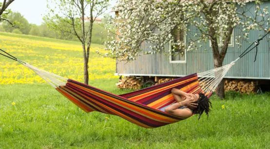 Installez ce hamac dans votre jardin pour profiter de vos week-ends et de vos vacances.