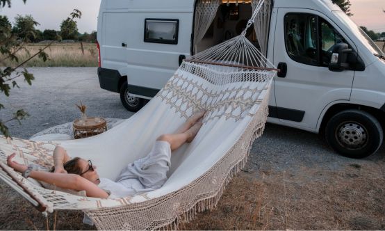 En plein été, le hamac est un mobilier de jardin et un élément de décoration non-négligeable à disposer sur sa terrasse.