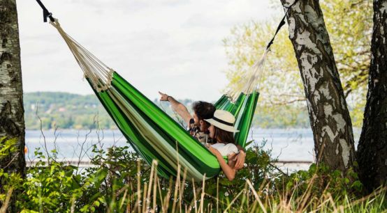 Installez ce hamac dans votre jardin pour profiter de vos week-ends et de vos vacances.