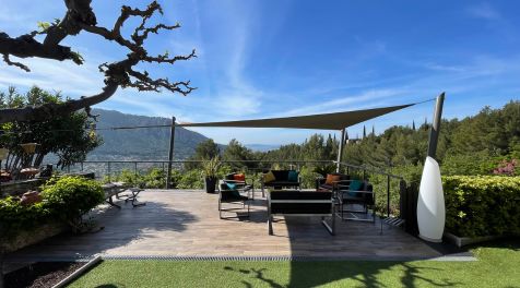 Terrasse recouverte d'une voile d'ombrage grâce à une pince pour couper les câbles.