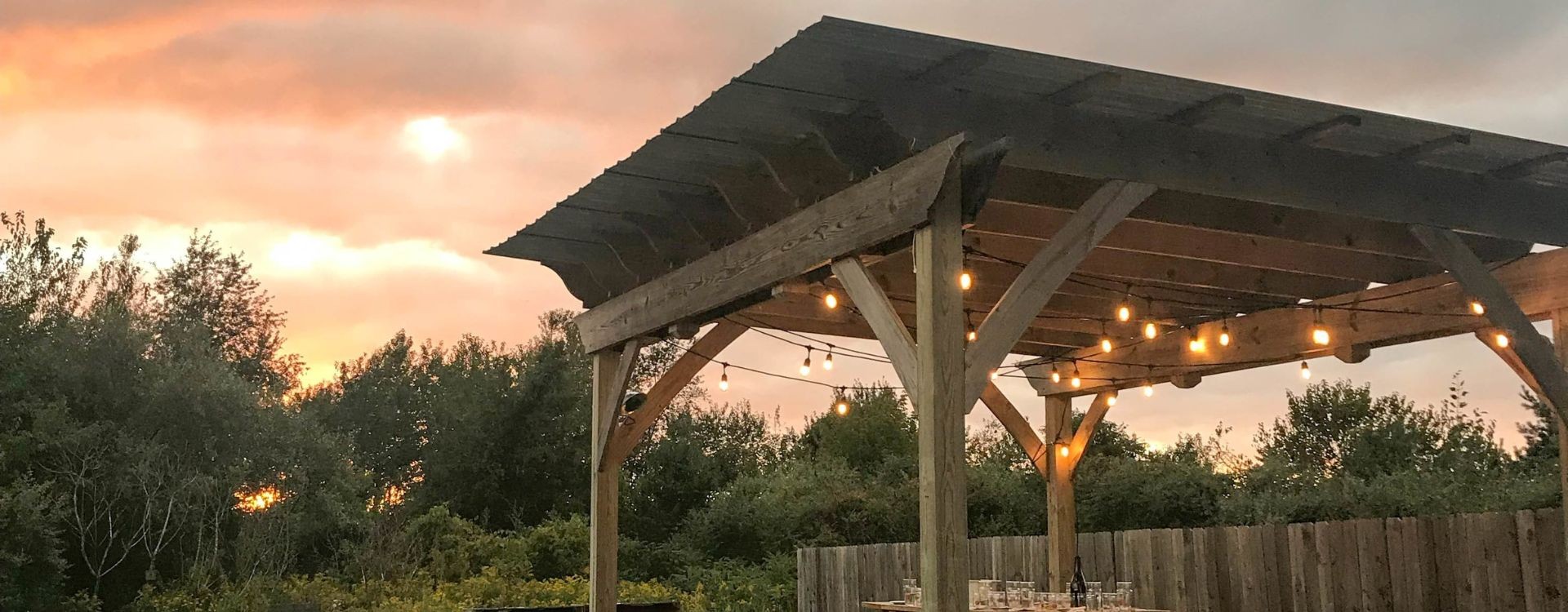 Comment fixer une pergola en bois au sol ?